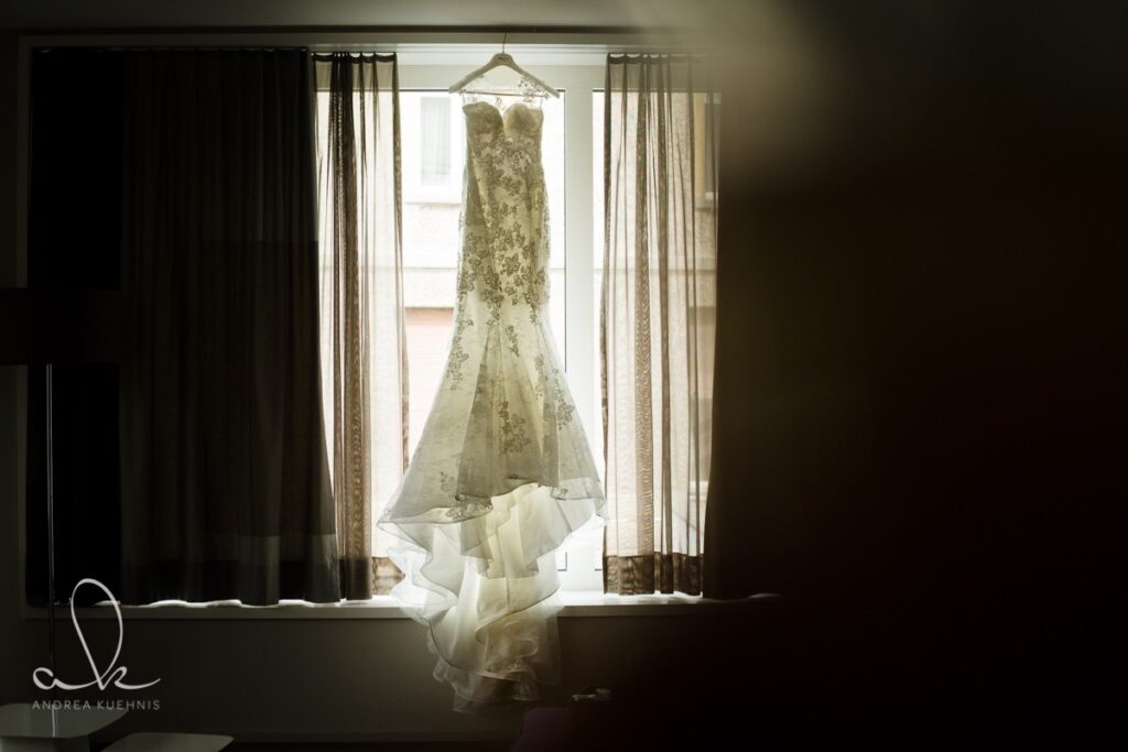 Hochzeitskleid am Fenster im Gegenlicht